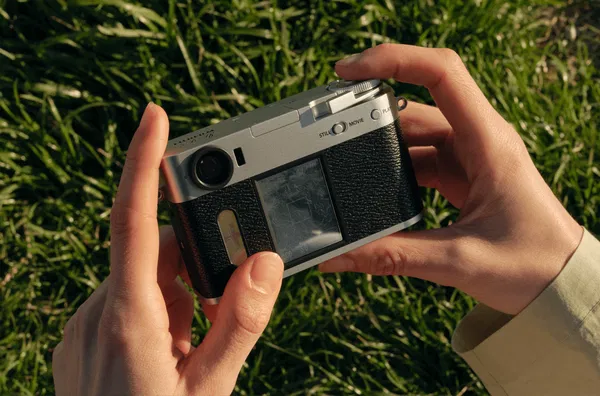 FujiFilm X-Half X-HF1 в руке