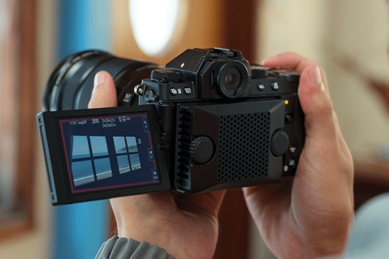 Fujifilm X-S20 Kit XF 18-55mm в руке