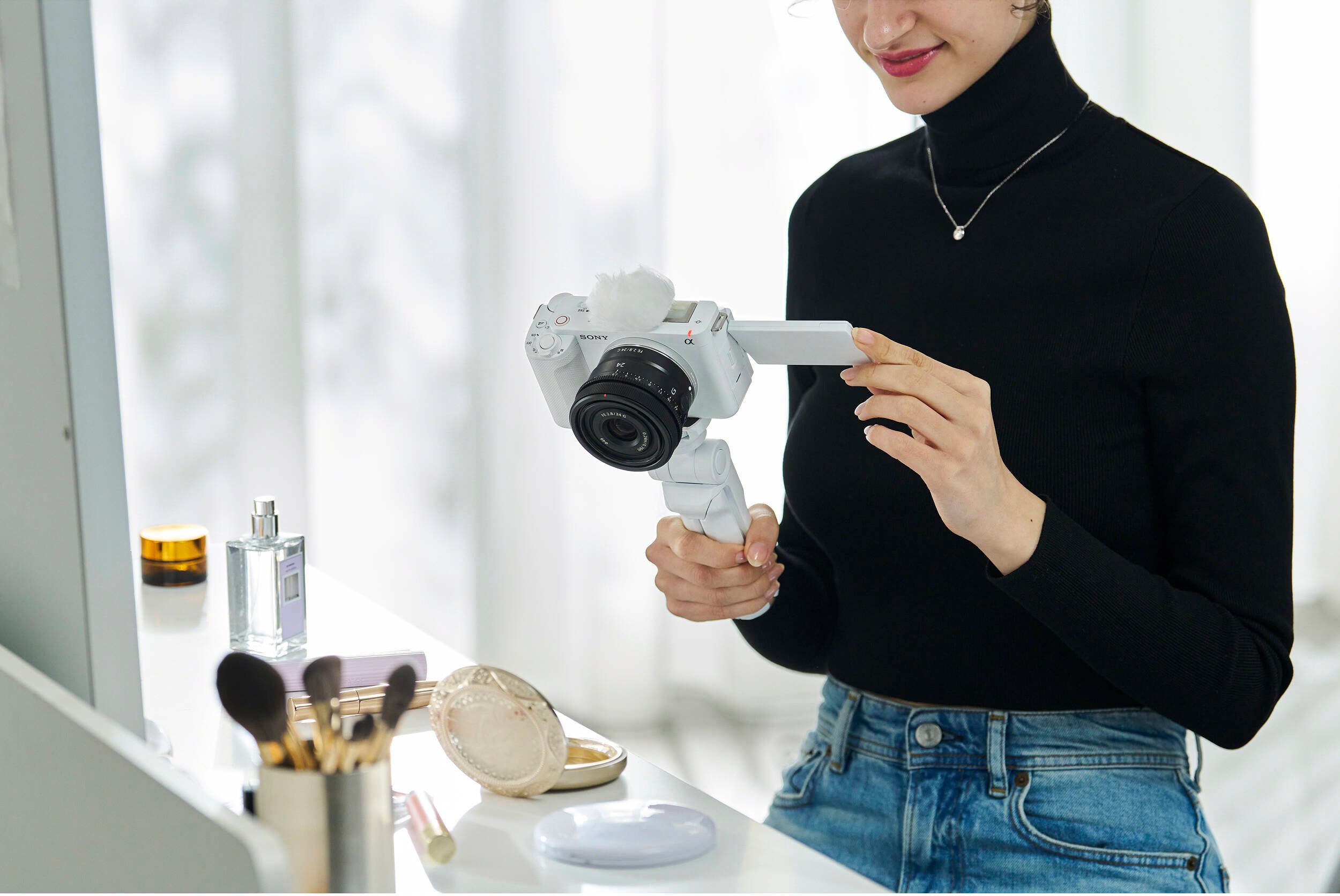 Sony ZV-E1 — компактность, экран и управление (White)